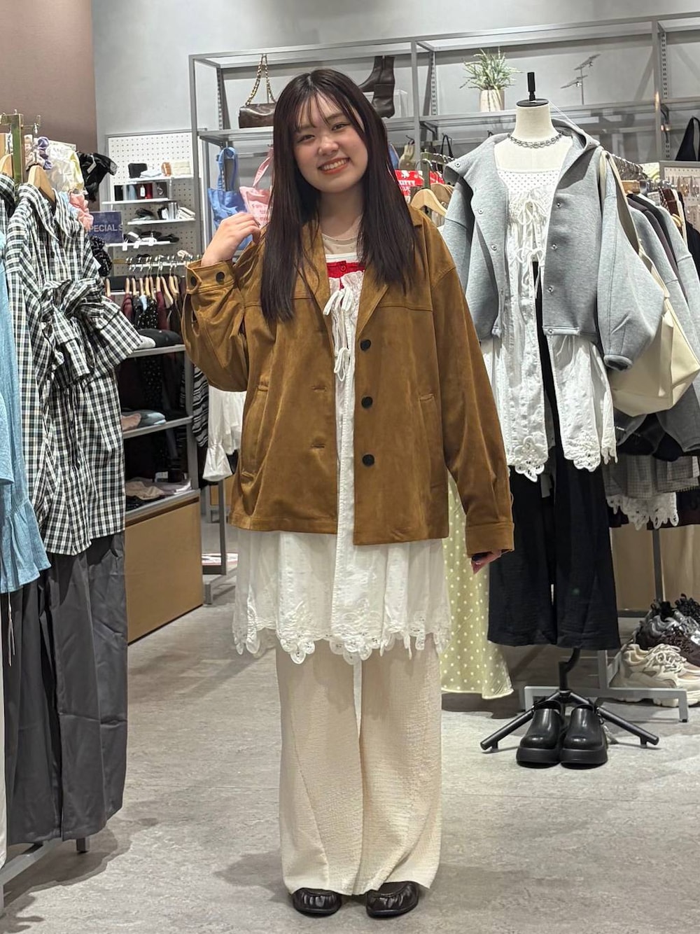 ホワイト系のTシャツ/カットソー、ブラウン系のテーラードジャケット、ブラウン系のローファーを着用したレディースの春コーディネートの1枚目の写真
