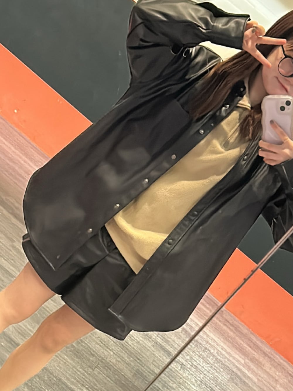 「GU、フェイクレザージャケット、RETRO GIRL、レザーパンツ、秋冬コーデ、冬のコーデ、低身長コーデ、ブラック、オトナ女子、フェイクレザー、ジャケットスタイル、ブーツスタイル」｜「RETRO GIRLのバミューダPT（その他パンツ、ブラック系）」を使った、koeda1230さん（骨格ナチュラル・レディース・149cm）の秋コーディネートの1枚目の写真