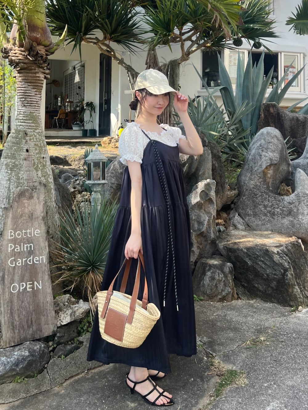 「サンダル、夏ファッション、初夏コーデ、大人カジュアルコーデ、オトナカワイイ、リラックススタイル、ブラウスコーデ、韓国ファッション、沖縄、旅行コーデ、旅行、かごバッグ、スポーツミックス、キャップ、ワンピース」｜「CELINEのアイテム（かごバッグ、ベージュ系）」を使った、pinariさん（骨格ウェーブ・レディース・158cm）の夏コーディネートの1枚目の写真