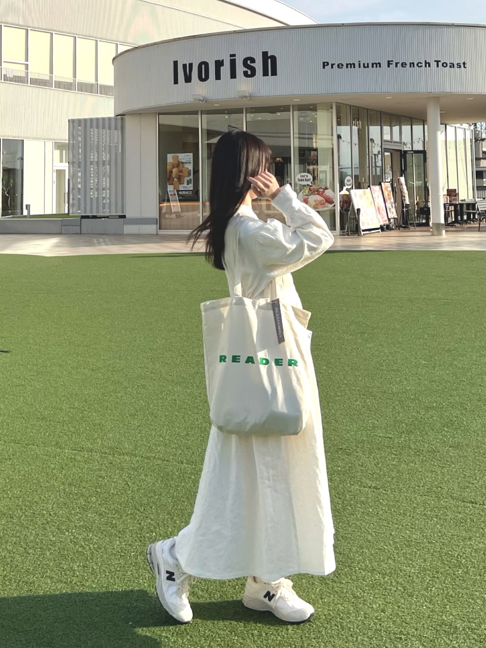 「おでかけコーデ、楽チンコーデ、大人かわいい、夏コーデ、スニーカーコーデ、ホワイトコーデ、シャツワンピ、シャツワンピース、カジュアルコーデ、ニューバランス、New Balance、ピクニック、デートスタイル（WOMEN）、スニーカー女子、トートバッグ」｜「NEW BALANCEのNew Balance M2002RSW / ニューバランス M2002RSW【SP】（スニーカー、ホワイト系）」を使った、pinariさん（レディース・157cm）の春コーディネートの1枚目の写真