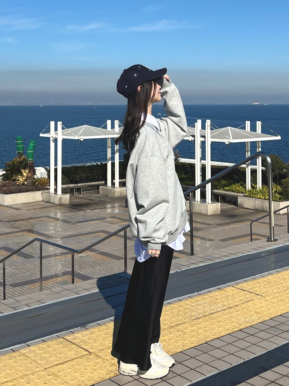 「春めき満開コーデ、おでかけコーデ、大人カジュアルコーデ、今日のコーデ、お花見、シャツコーデ、スウェットコーデ、キャップ女子、スニーカーコーデ、お花見コーデ、ピクニック、プチプラコーデ、春服コーデ、スウェット」｜「A part byの≪追加5≫ブライトナロースカート（スカート、ブラック系）」を使った、pinariさん（骨格ウェーブ・レディース・158cm）の春コーディネートの1枚目の写真