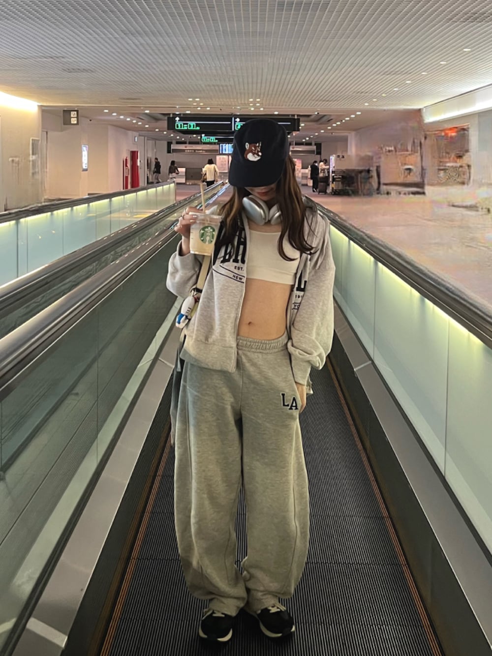 「ZARAのアイテム（パーカー、グレー系）」を使った、pinariさん（骨格ウェーブ・レディース・158cm）の夏コーディネートの1枚目の写真