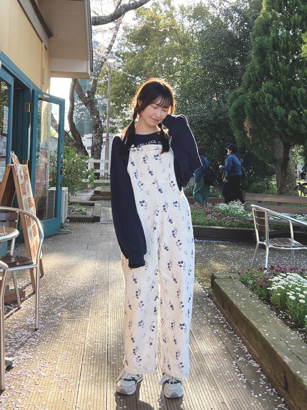「デニム、ロゴスウェット、ビックシルエット、休日スタイル、おでかけコーデ、楽チンコーデ、カジュアル、ゆるコーデ、スニーカー女子、古着コーデ、サロペット、スウェットコーデ、スニーカーコーデ、プチプラ、大人可愛い」｜「ZARAのアイテム（オールインワン・サロペット、ホワイト系）」を使った、pinariさん（レディース・157cm）の春コーディネートの1枚目の写真