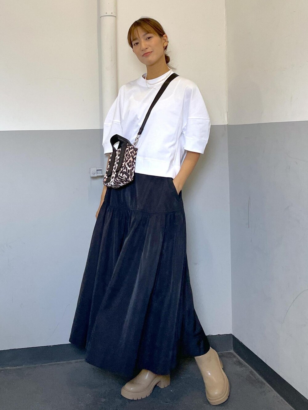 「フレアスカート、HAI、ハイ、パールネックレス、レオパード、ショルダーバッグ、GANNI、ガニー、ADAM ET ROPÉ、FEMME、高身長、骨格ナチュラル、イエベ、カジュアル、大人カジュアル」｜「ADAM ET ROPE'の【HAI】BETTY NECKLACE（ネックレス、ホワイト系）」を使った、KIKUCHIさん（レディース・167cm）の夏コーディネートの1枚目の写真