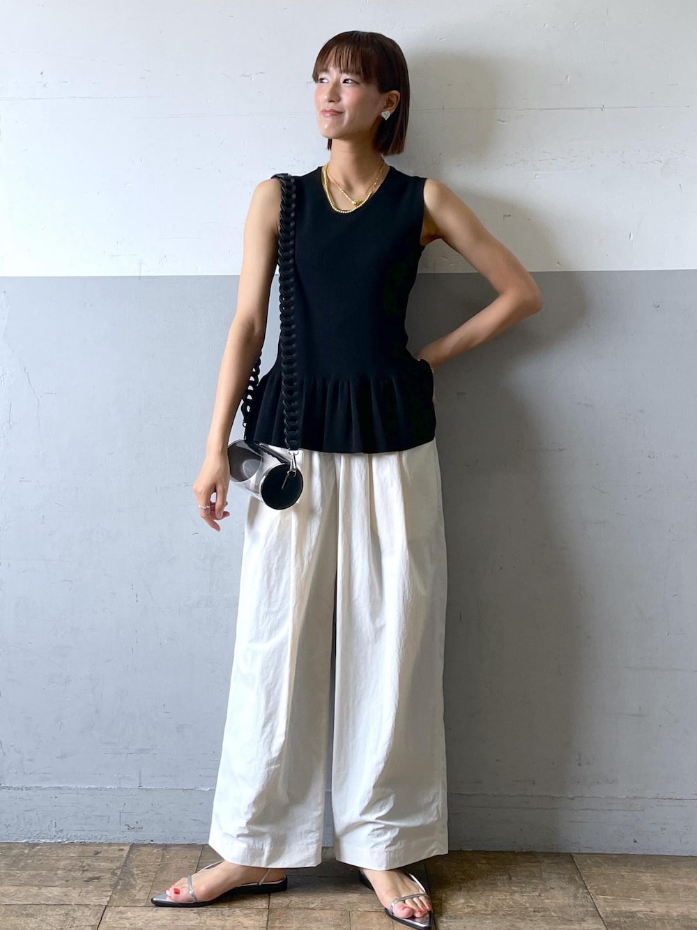 「KNOWHOW jewelry、ノウハウジュエリー、24SS夏の新作、デザインTOPS、ゴールドネックレス、ゴールドブレスレット、クリアバッグ、UVカット、撥水加工、ペプラム、ADAM ET ROPÉ、FEMME、高身長、骨格ナチュラル、イエベ」｜「ADAM ET ROPE'のナローフラットサンダル（サンダル、シルバー系）」を使った、KIKUCHIさん（レディース・167cm）の夏コーディネートの1枚目の写真