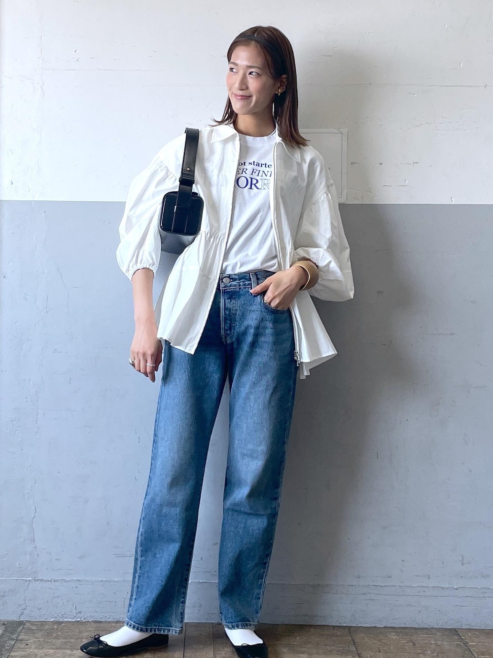「Levi's、リーバイス、BIOTOP、ビオトープ、HEARMYNAME、ヒアマイネーム、初春コーデ、春コーデ、お出かけコーデ、旅行コーデ、大人カジュアル、パンツスタイル、ADAM ET ROPÉ、ナチュラル、イエベ秋」｜「ADAM ET ROPE'のボックスミニショルダーバッグ（ハンドバッグ、ブラック系）」を使った、KIKUCHIさん（レディース・167cm）の春コーディネートの1枚目の写真