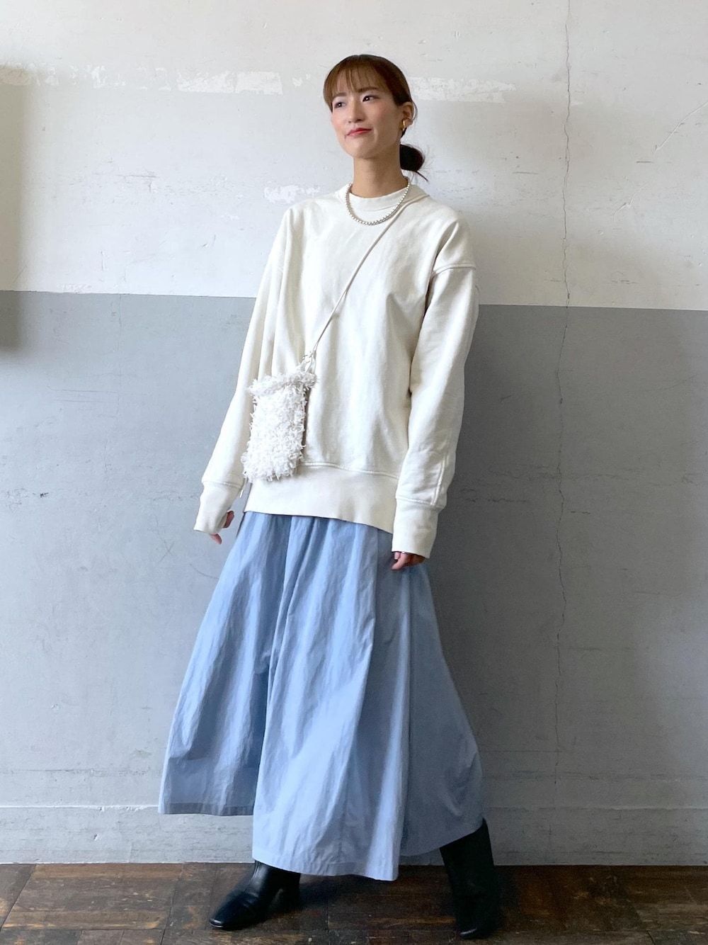 「ショルダーバッグ、ロングブーツ、チュニック丈、フレアスカート、ADAM ET ROPÉ、FEMME、高身長、骨格ナチュラル、イエベ、きれいめカジュアル、大人カジュアル、秋、春コーデ、秋コーデ、冬コーデ」｜「ADAM ET ROPE'のナロースクエアトゥロングブーツ（ブーツ、ブラック系）」を使った、KIKUCHIさん（レディース・167cm）の秋コーディネートの1枚目の写真