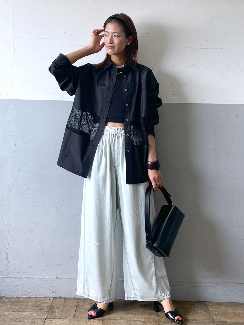 「初夏コーデ、ADAM ET ROPÉ、ナチュラル、イエベ秋、混合、高身長、トップス、シャツ/ブラウス、パンツ、デニムパンツ、バッグ、ハンドバッグ、シューズ、サンダル、GAA05110」｜「ADAM ET ROPE'のボックスミニショルダーバッグ（ハンドバッグ、ブラック系）」を使った、KIKUCHIさん（レディース・167cm）の春コーディネートの1枚目の写真