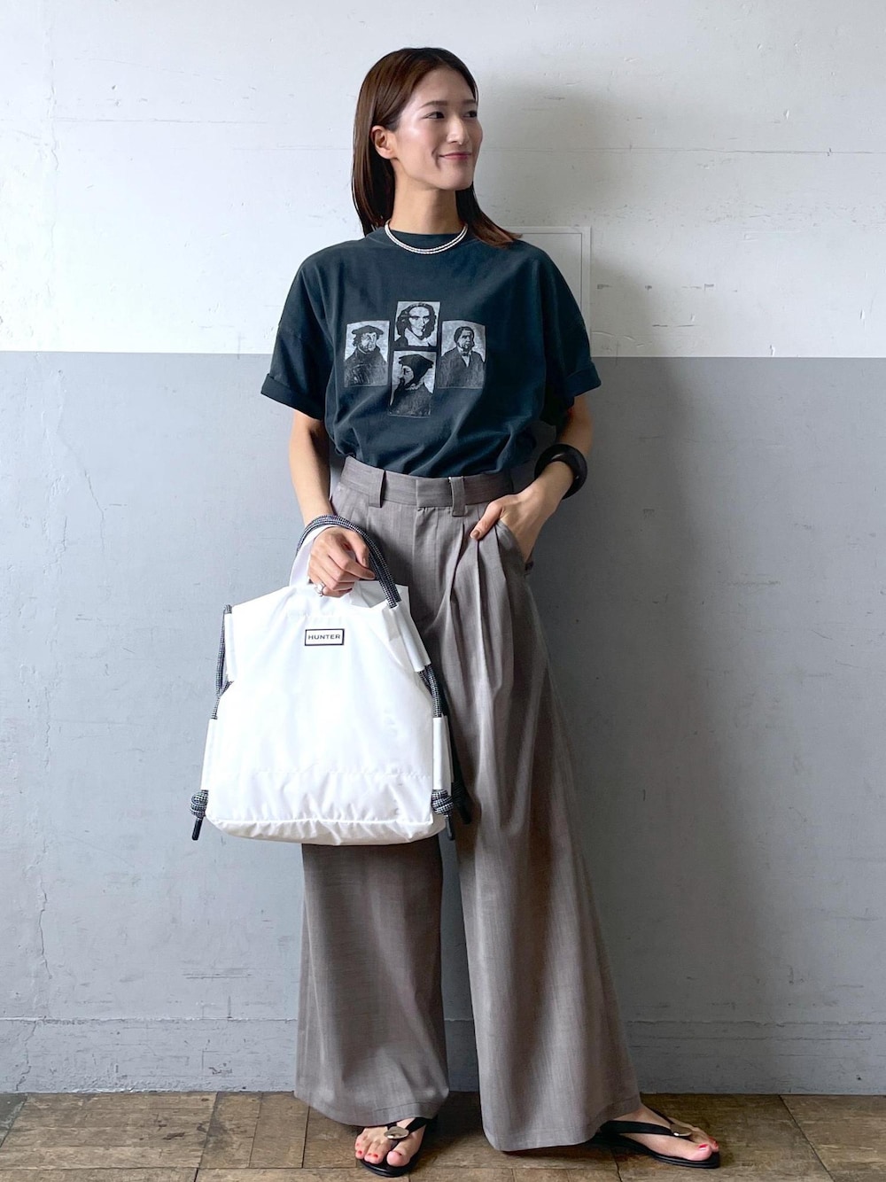 「レミレリーフ、ハンター、初夏コーデ、お出かけコーデ、アウトドアコーデ、大人カジュアル、パンツスタイル、シンプルコーデ、ADAM ET ROPÉ、ナチュラル、イエベ秋、混合、高身長、トップス、Tシャツ/カットソー」｜「ADAM ET ROPE'の【REMI RELIEF（レミ レリーフ）】GREAT PEOPLE TEE（Tシャツ/カットソー、ブラック系）」を使った、KIKUCHIさん（レディース・167cm）の夏コーディネートの1枚目の写真