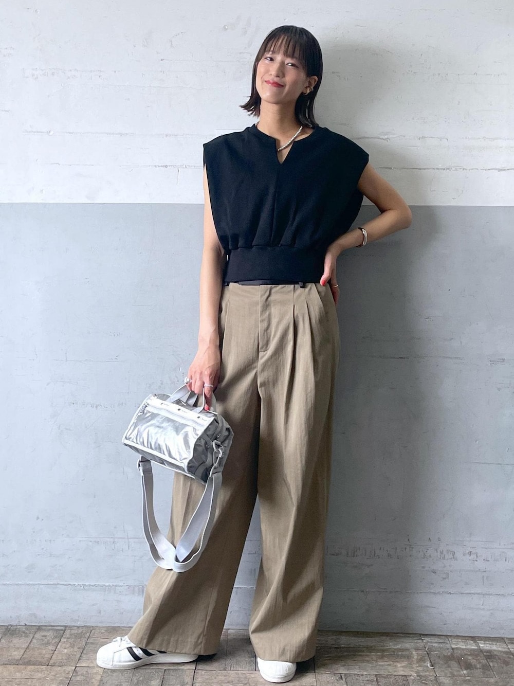 「24SS夏の新作、adidas、アディダス、LESPORTSAC、レスポートサック、スウェット、プルオーバー、ADAM ET ROPÉ、FEMME、高身長、骨格ナチュラル、イエベ、カジュアル、大人カジュアル、夏」｜「ADAM ET ROPE'のバイカラーベルトドレスパンツ（スラックス、グリーン系）」を使った、KIKUCHIさん（レディース・167cm）の春コーディネートの1枚目の写真