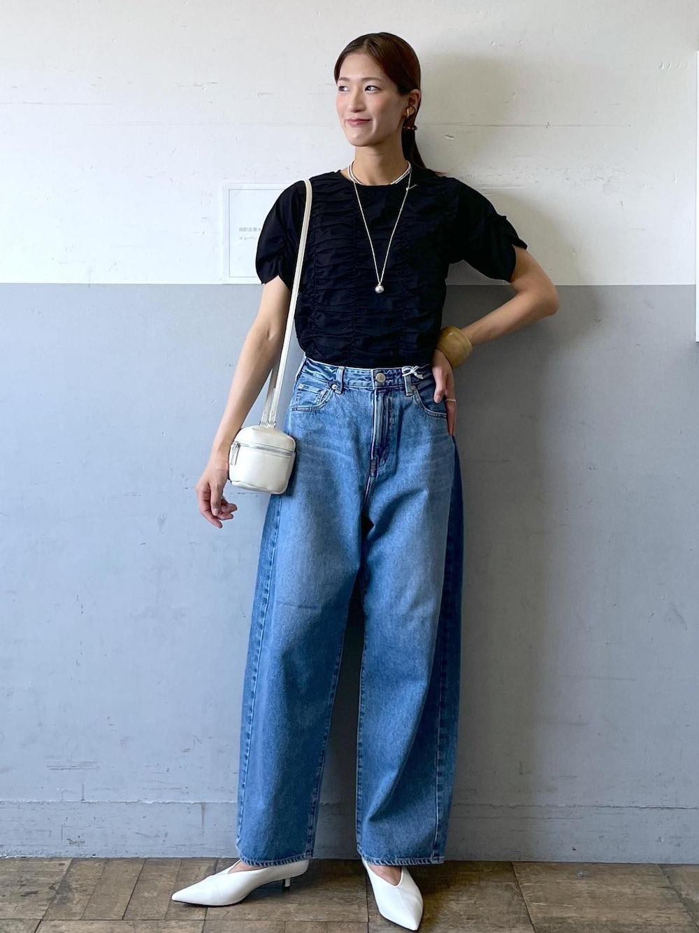 「ニードバイ、NEEDBY、別注、初夏コーデ、お出かけコーデ、パンツスタイル、シンプルコーデ、ADAM ET ROPÉ、ナチュラル、イエベ秋、混合、高身長、トップス、Tシャツ/カットソー、パンツ」｜「ADAM ET ROPE'のシュリンクミニバニティーバッグ（ショルダーバッグ、ホワイト系）」を使った、KIKUCHIさん（レディース・167cm）の夏コーディネートの1枚目の写真