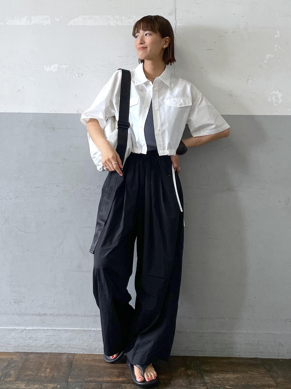 「24SS夏の新作、TAW&TOE、トーアンドトー、キャミソール、ナイロンパンツ、ショルダーバッグ、メッシュ、シャツブラウス、ADAM ET ROPÉ、FEMME、高身長、骨格ナチュラル、イエベ、カジュアル、大人カジュアル」｜「ADAM ET ROPE'のカップ付きリブニットキャミソール（キャミソール、ブルー系）」を使った、KIKUCHIさん（レディース・167cm）の春コーディネートの1枚目の写真