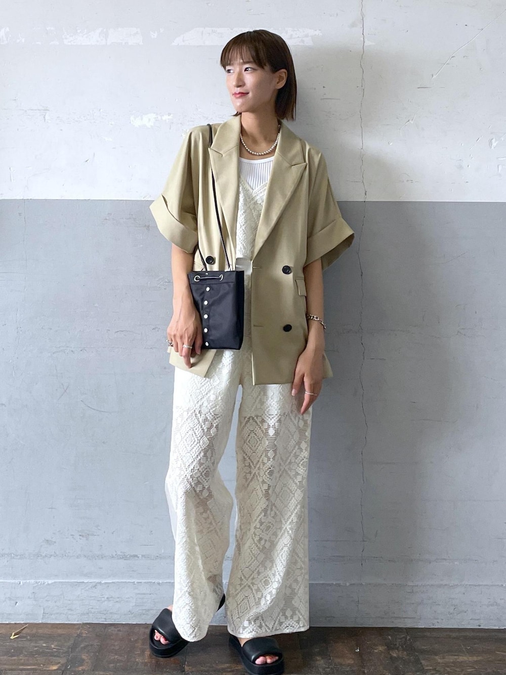 「TanC TOKYO、タンクトウキョウ、ベージュ、ジャケット、半袖、オーバーサイズ、ドロップショルダー、ホワイト、ワイド、レース、総レース、透かし編み、夏コーデ、初秋コーデ、大人カジュアル」｜「ADAM ET ROPE'のボリュームパテッドスポサン（サンダル、ブラック系）」を使った、KIKUCHIさん（レディース・167cm）の夏コーディネートの1枚目の写真
