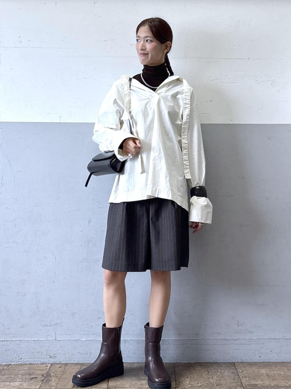 ホワイト系のシャツ/ブラウス、ブラウン系のTシャツ/カットソー、ブラウン系のその他パンツを着用したレディースの秋コーディネートの1枚目の写真