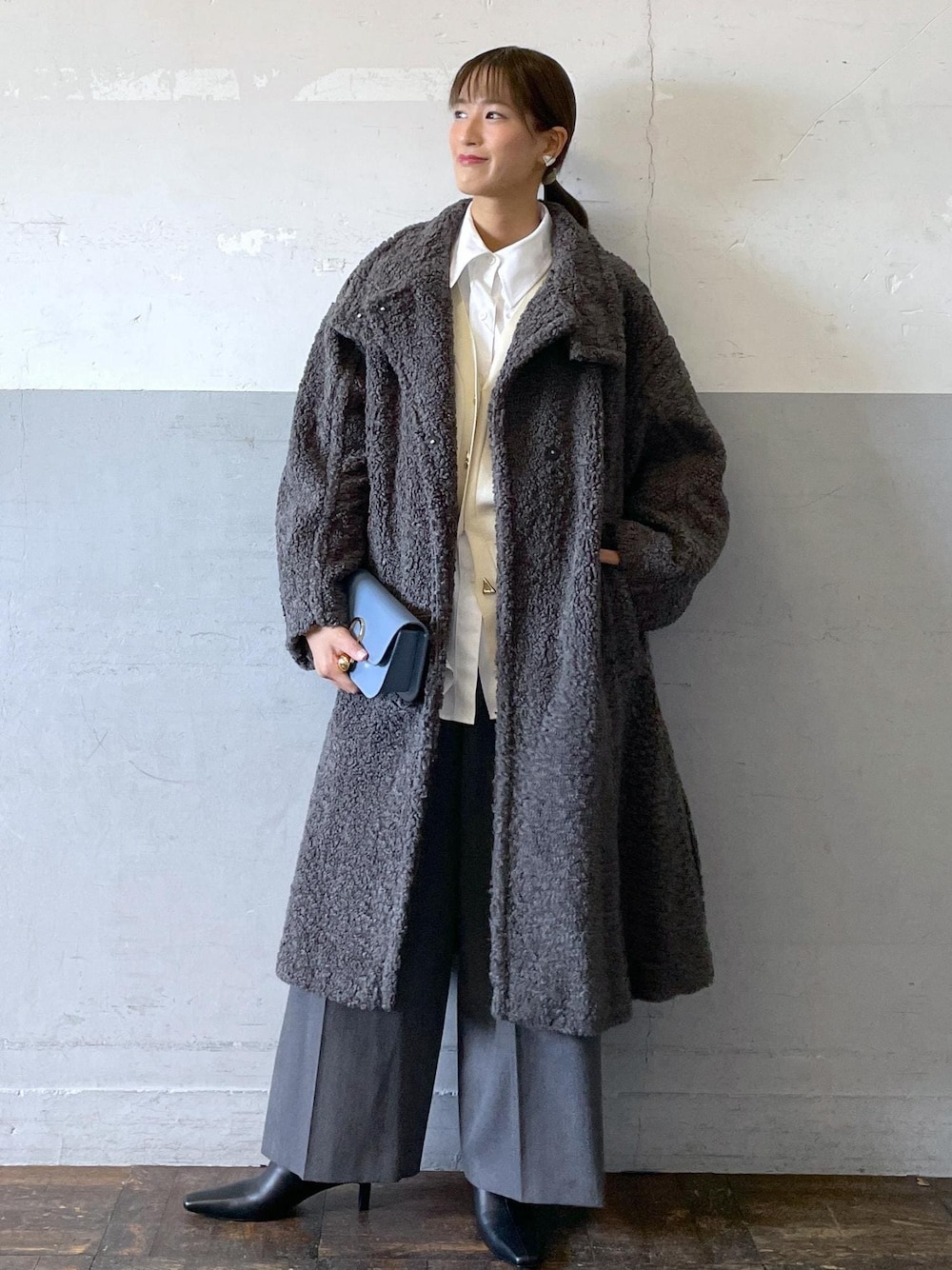 「MAESTOSO、マエストソ、ボアコート、ワイドパンツ、初冬コーデ、冬コーデ、お出かけコーデ、パンツスタイル、シンプルコーデ、ベーシック、ADAM ET ROPÉ、ナチュラル、イエベ秋、混合、高身長」｜「ADAM ET ROPE'のMOL レザーワイドシャフトブーツ（ブーツ、ブラック系）」を使った、KIKUCHIさん（レディース・167cm）の冬コーディネートの1枚目の写真
