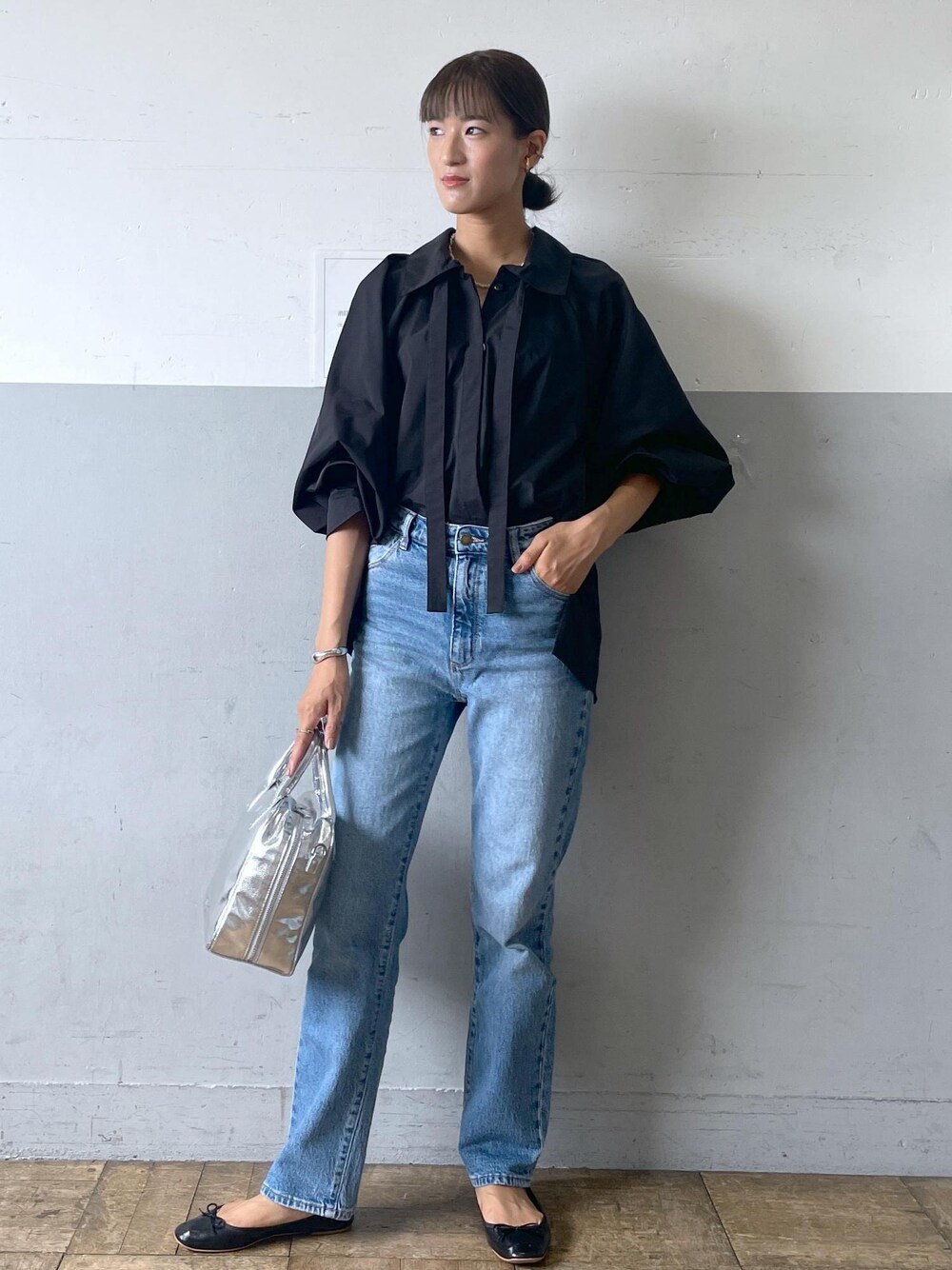 「ROLLA’S、ローラスデニム、ブラック、ショルダーバッグ、トートバッグ、デニム、バレエシューズ、ADAM ET ROPÉ、FEMME、高身長、骨格ナチュラル、イエベ、きれいめカジュアル、秋、秋コーデ」｜「ADAM ET ROPE'のメタリックバレエ（バレエシューズ、ブラック系）」を使った、KIKUCHIさん（レディース・167cm）の秋コーディネートの1枚目の写真