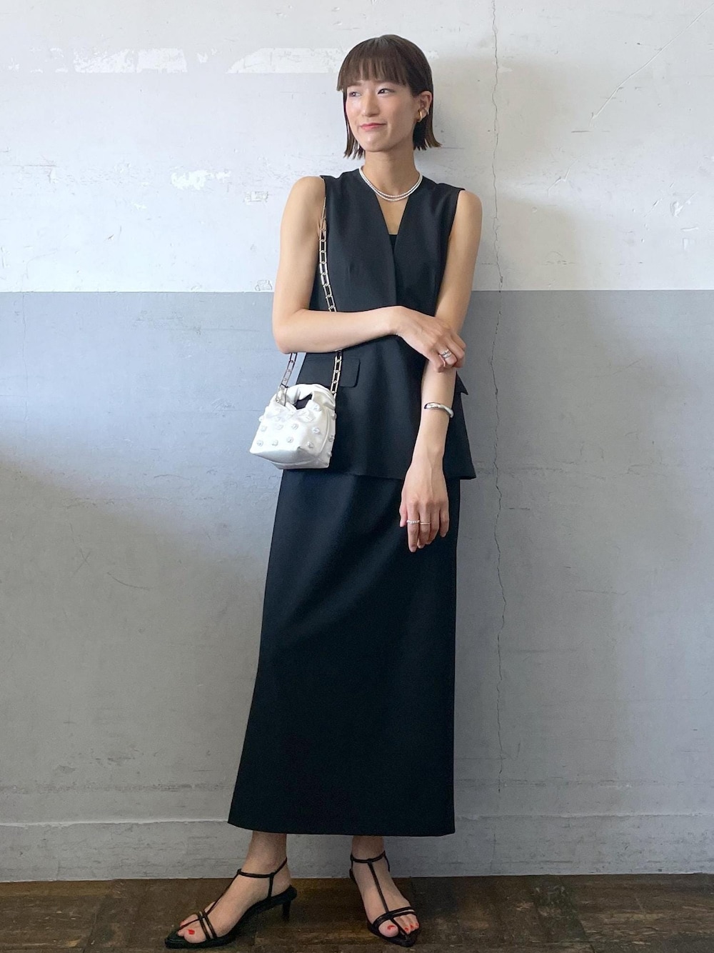 「スティーヌゴヤ、STINE GOYA、ペプラム、24SS夏の新作、パール、バングル、ショルダーバッグ、ワンピース、Vネック、サンダル、ADAM ET ROPÉ、FEMME、高身長、骨格ナチュラル、イエベ」｜「ADAM ET ROPE'のウェービーバングル（バングル/リストバンド、シルバー系）」を使った、KIKUCHIさん（レディース・167cm）の春コーディネートの1枚目の写真