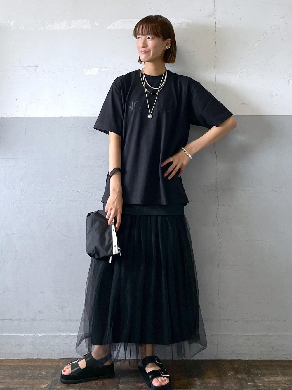 「KNOWHOW jewerly、ノウハウジュエリー、レスポートサック、lesportsac、イヤーカフ、ハートネックレス、ネックレス、チェーンネックレス、ブレスレット、24SS夏の新作、ポーチ、ブラック、Tシャツ、ロゴ、クルーネック」｜「ADAM ET ROPE'の【LeSportsac for ADAM ET ROPE'】別注 COSMETIC CLUTCH（ポーチ、ブラック系）」を使った、KIKUCHIさん（レディース・167cm）の夏コーディネートの1枚目の写真