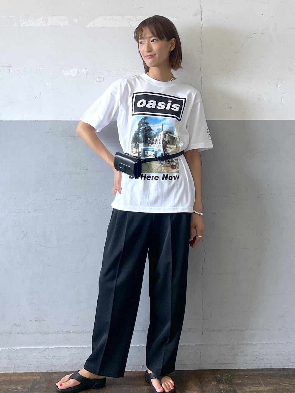 「オアシス、oasis、プリントT、PAES、ペイズ、リカバリーサンダル、ベルト、バングル、Tシャツ、夏コーデ、お出かけコーデ、大人カジュアル、パンツスタイル、体型カバー、カジュアルコーデ」｜「ADAM ET ROPE'のウェービーバングル（バングル/リストバンド、シルバー系）」を使った、KIKUCHIさん（レディース・167cm）の夏コーディネートの1枚目の写真