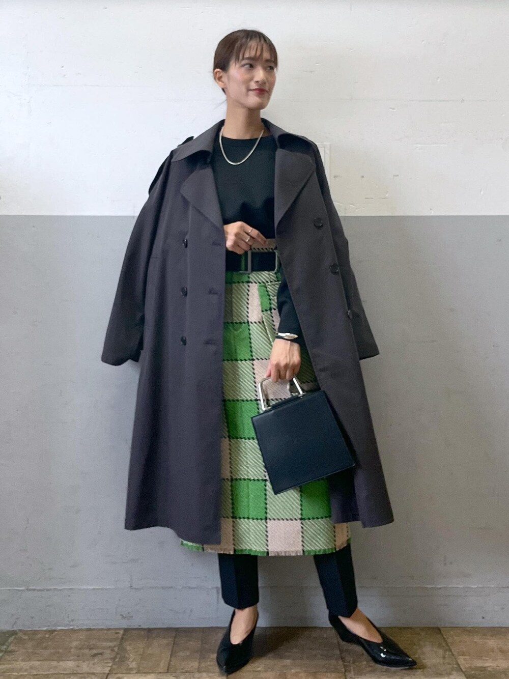 「バングル、グレー、長袖、ロング、コート、チェック、オーバーサイズ、パンプス、ADAM ET ROPÉ、FEMME、高身長、骨格ナチュラル、イエベ、きれいめカジュアル、カジュアル」｜「ADAM ET ROPE'のドルマンオーバートレンチコート（トレンチコート、ブラック系）」を使った、KIKUCHIさん（レディース・167cm）の秋コーディネートの1枚目の写真