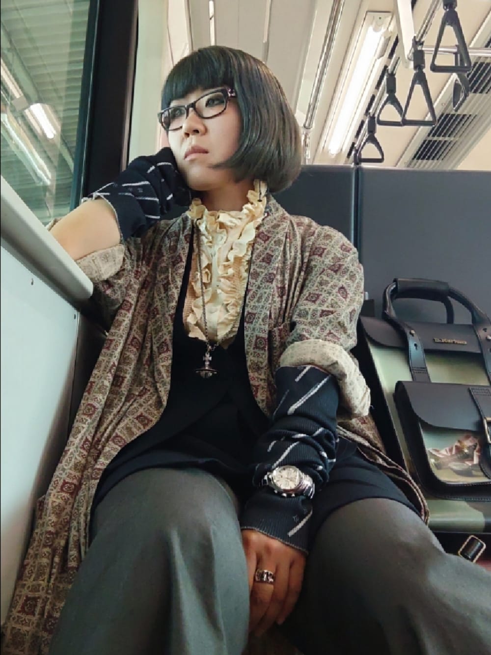 「お出かけコーデ、ヴィンテージ、フリルブラウス、モード、アームウォーマー」｜「VINTAGEのアイテム（その他アウター、ブラウン系）」を使った、リィコさん（レディース・160cm）の夏コーディネートの1枚目の写真