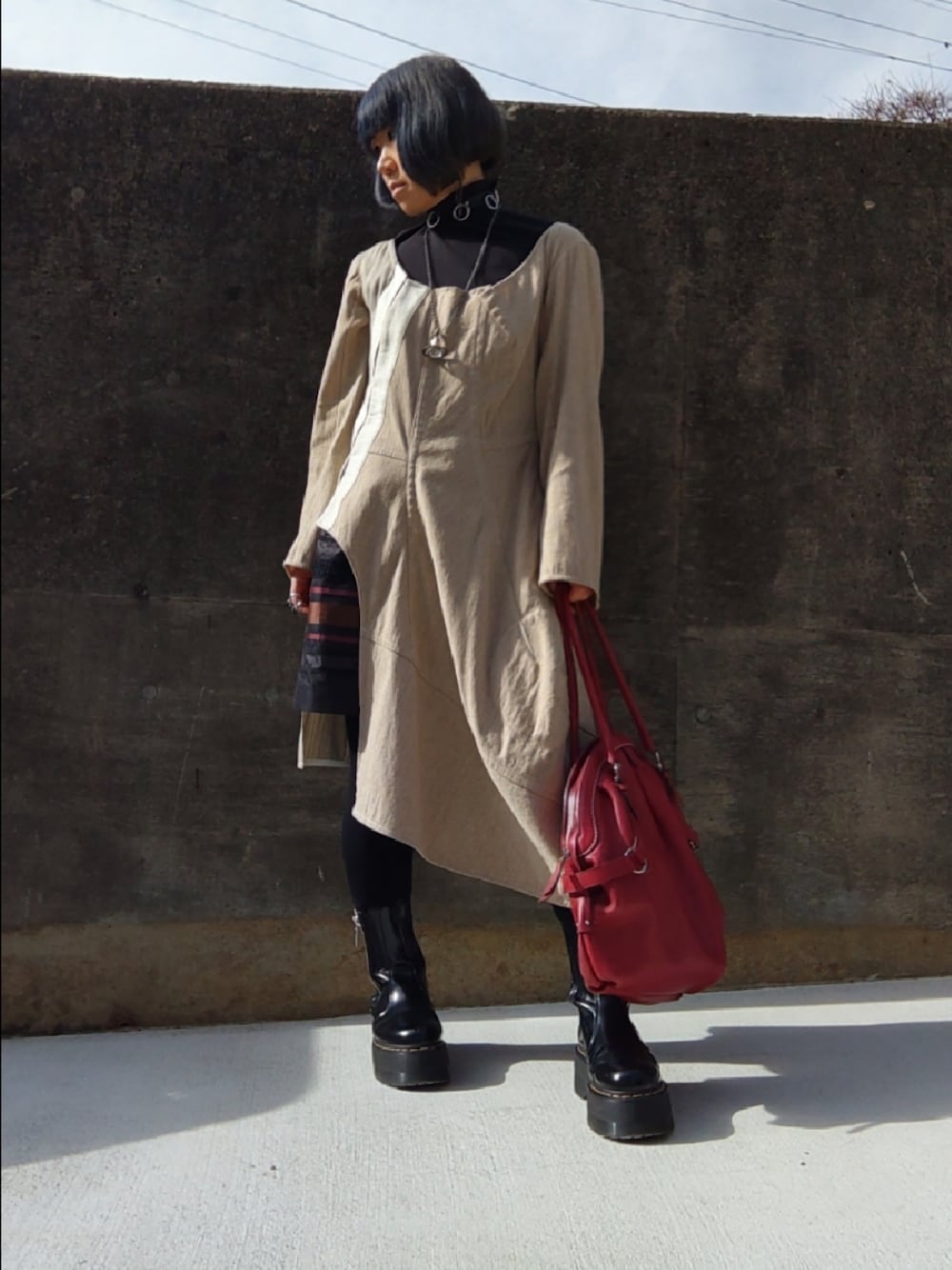 「モード、ベージュ、変形トップス、赤バッグ」｜「COMME des GARCONSのアイテム（その他トップス、ベージュ系）」を使った、リィコさん（レディース・160cm）の冬コーディネートの1枚目の写真