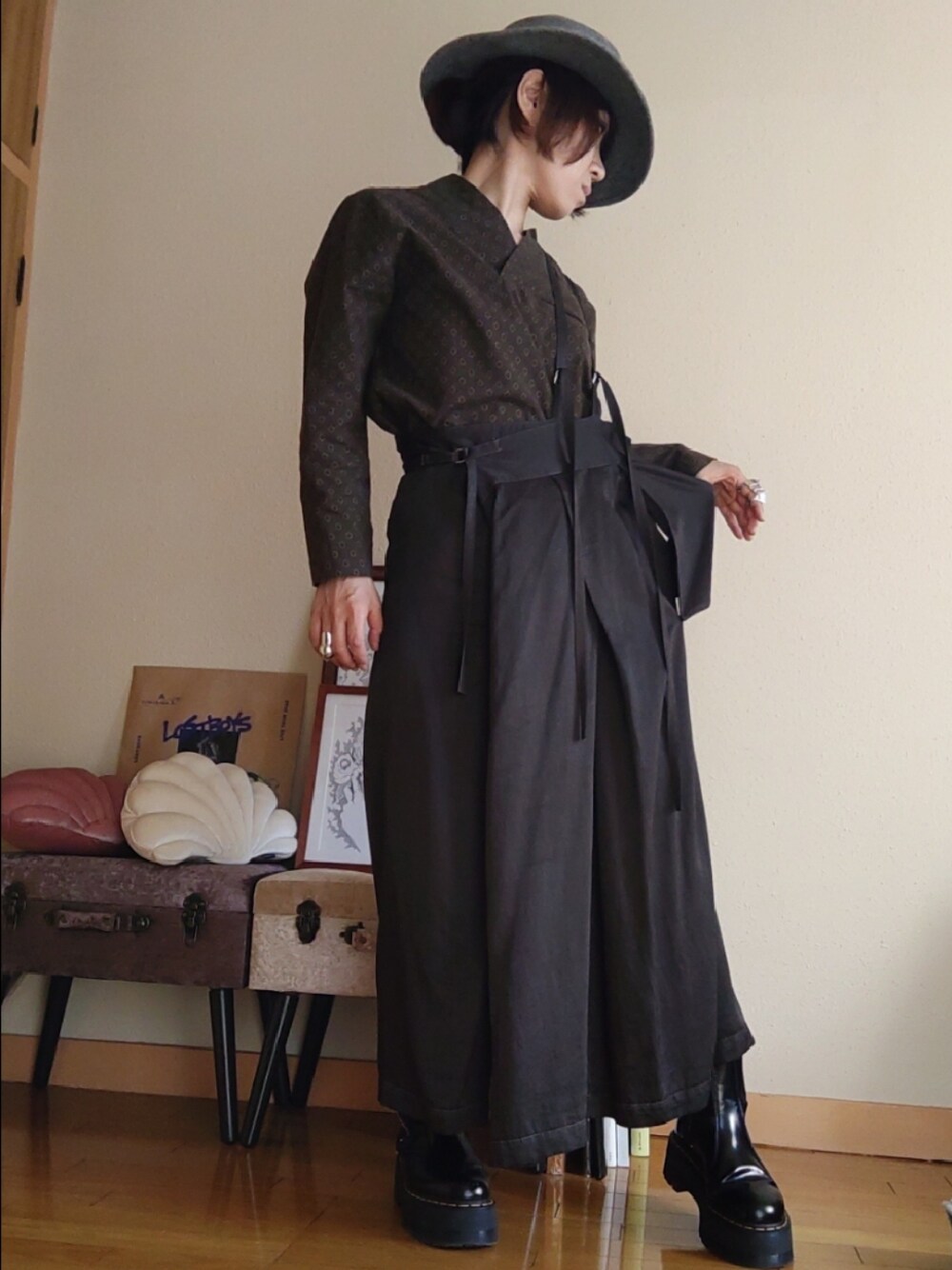 「秋コーデ、モード、サロペット、ワイドパンツ、厚底ブーツ、ハット」｜「CA4LAのアイテム（帽子、グレー系）」を使った、リィコさん（レディース・160cm）の夏コーディネートの1枚目の写真