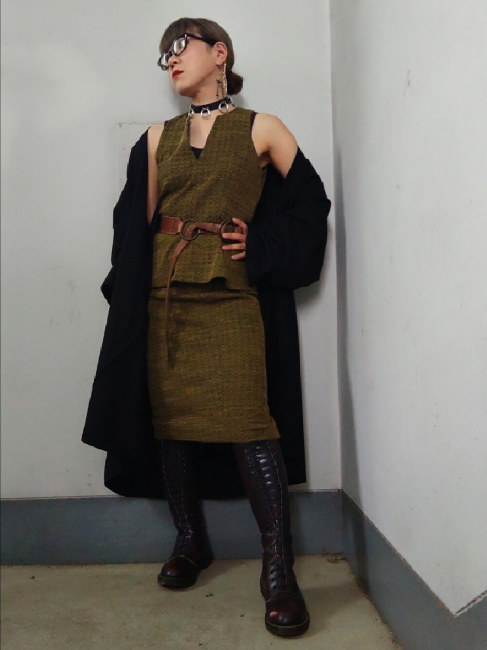 「メガネ女子、モード、セットアップ、20ホールブーツ、ドクターマーチン、オトナ女子」｜「H&Mのアイテム（その他トップス、イエロー系）」を使った、リィコさん（レディース・160cm）の夏コーディネートの1枚目の写真