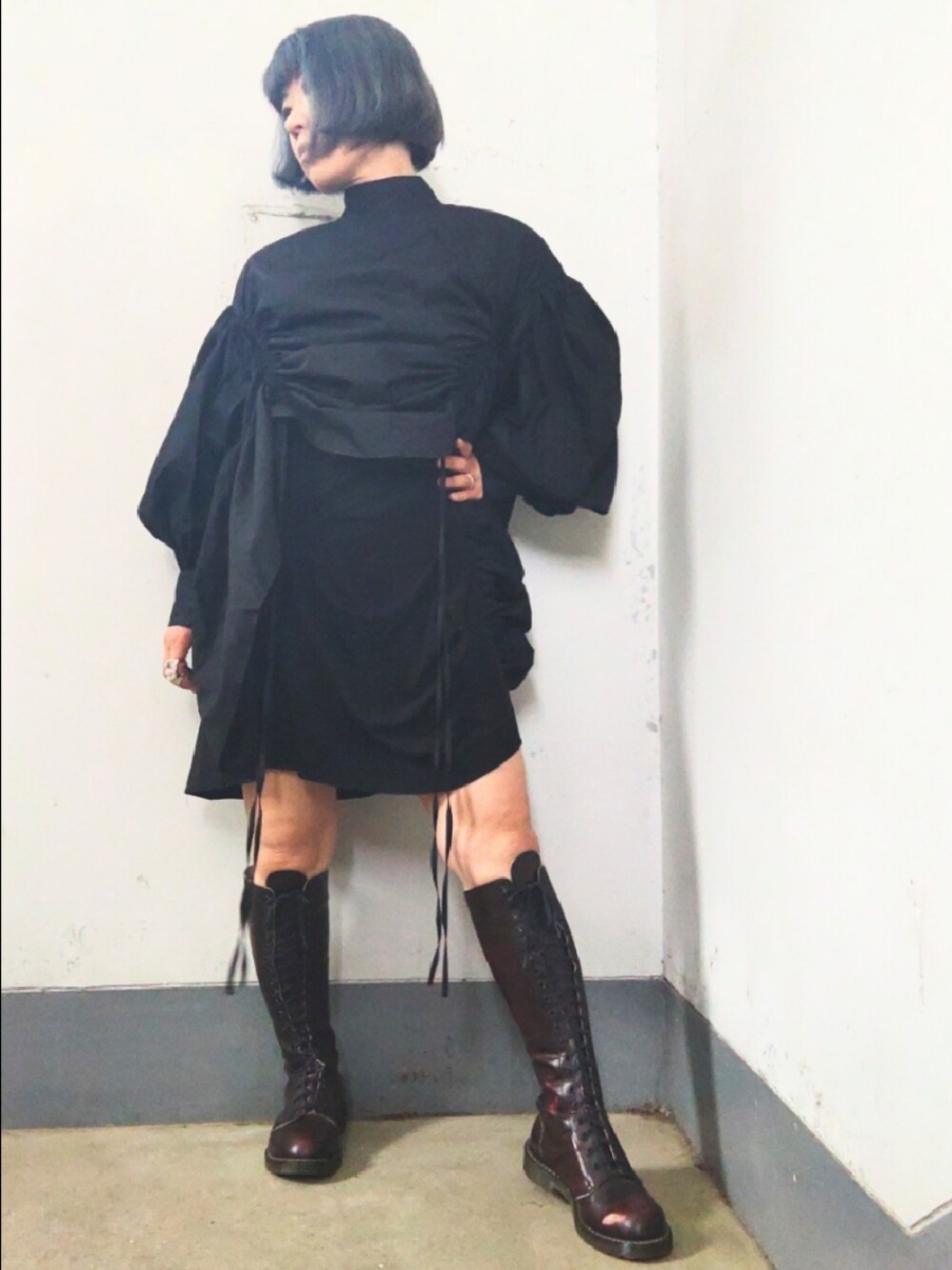 「ブラックコーデ、ビッグシルエット、20ホールブーツ、ドクターマーチン、モード」｜「SoLzOnのアイテム（シャツ/ブラウス、ブラック系）」を使った、リィコさん（レディース・160cm）の春コーディネートの1枚目の写真