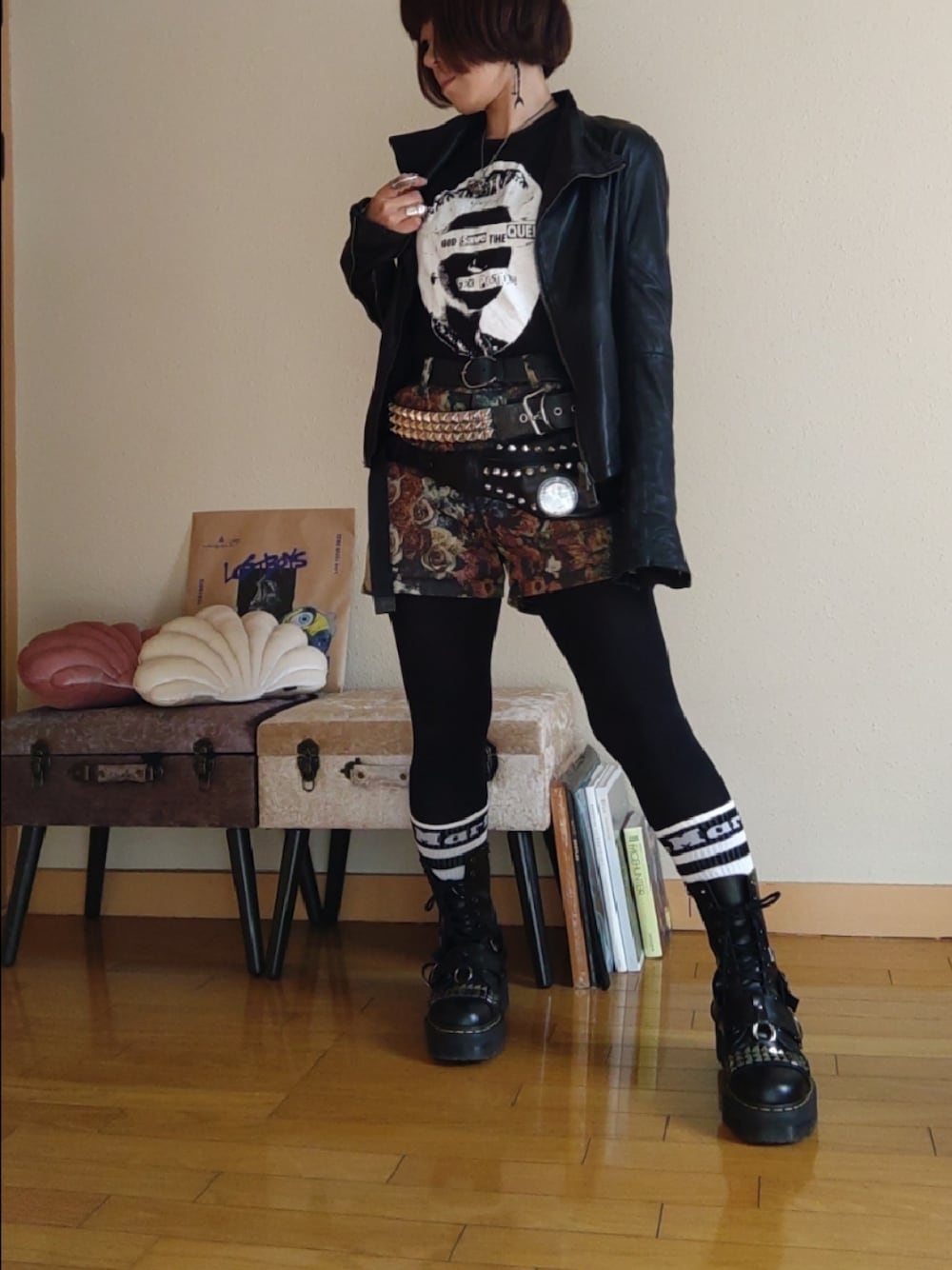 「punk、パンク、rock、ロック、厚底ブーツ、ショートパンツ、スタッズ」｜「Dr. Martensのアイテム（ブーツ、ブラック系）」を使った、リィコさん（レディース・160cm）の夏コーディネートの1枚目の写真