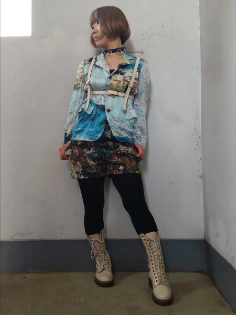 「Dr.Martens、ショートパンツ、ブルー、柄シャツ」｜「THEATRE PRODUCTSのアイテム（シャツ/ブラウス、ブルー系）」を使った、リィコさん（レディース・160cm）の春コーディネートの1枚目の写真