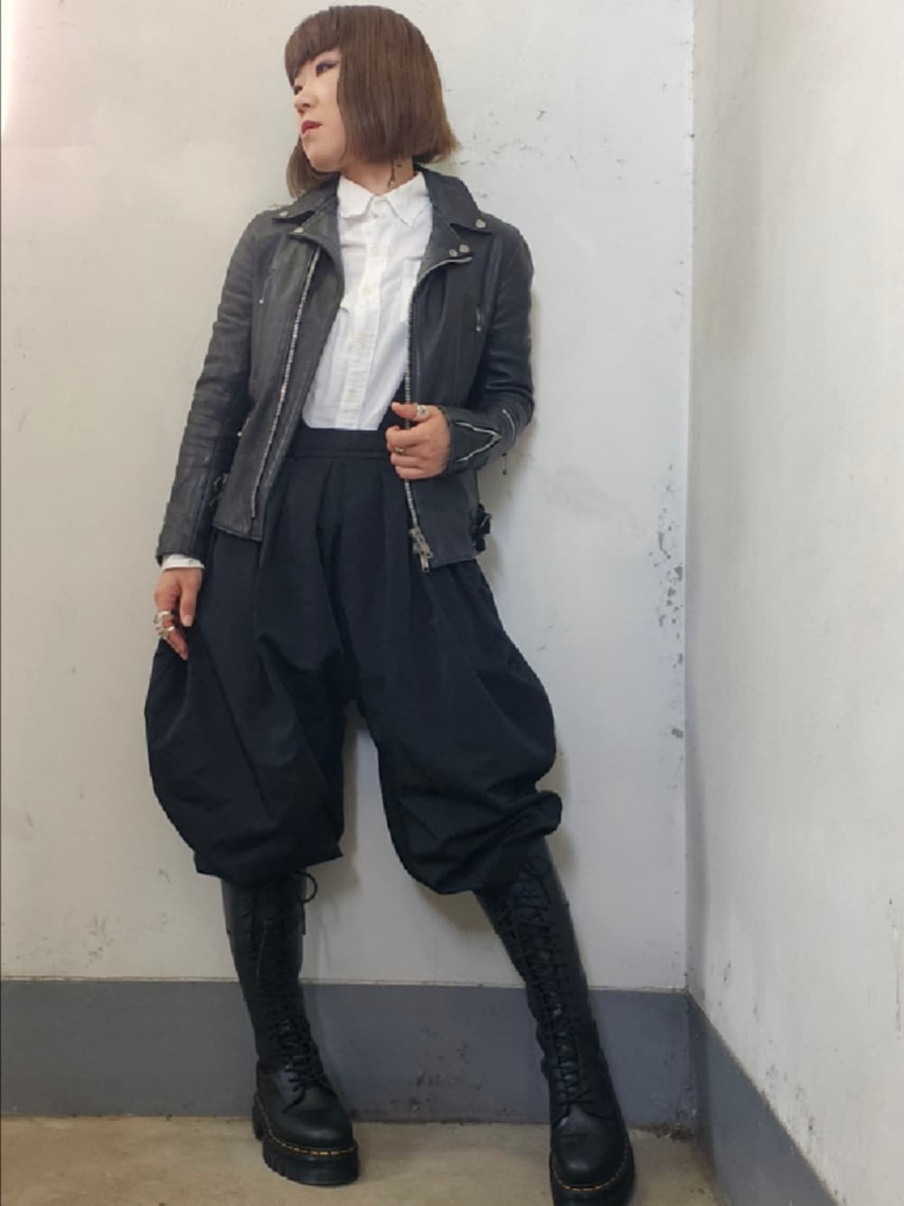 「ブラックコーデ、モード、モノトーン、ドクターマーチン、20ホールブーツ、ライダース」｜「COMME des GARCONS COMME des GARCONSのアイテム（サロペット/オーバーオール、ブラック系）」を使った、リィコさん（レディース・160cm）の秋コーディネートの1枚目の写真