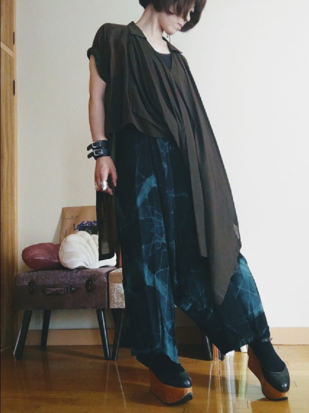 「夏、厚底シューズ、モード、タイダイ柄、涼しげ」｜「Vivienne Westwoodのアイテム（シューズ、ブラック系）」を使った、リィコさん（レディース・160cm）の夏コーディネートの1枚目の写真