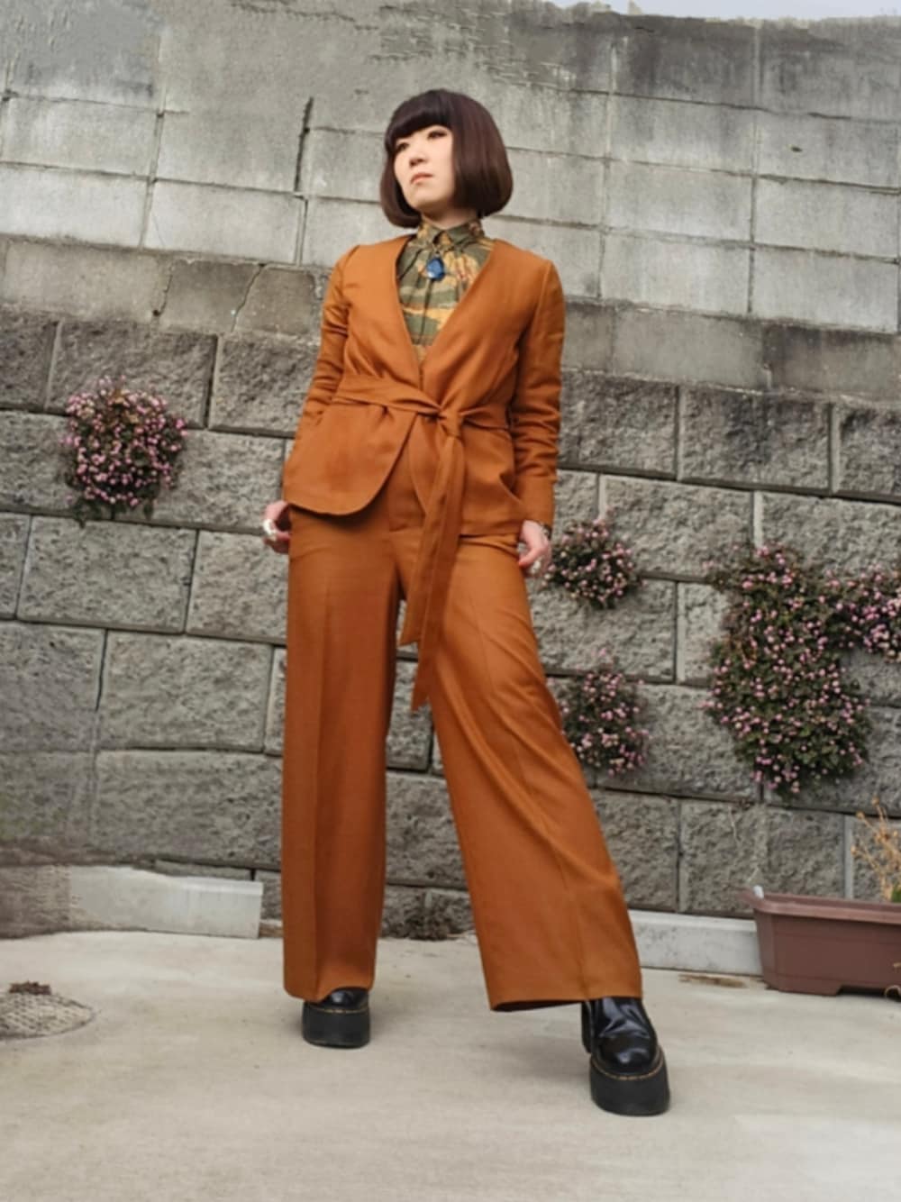 「セットアップ、オレンジ、レトロ」｜「green label relaxingのアイテム（ノーカラージャケット、オレンジ系）」を使った、リィコさん（レディース・160cm）の春コーディネートの1枚目の写真
