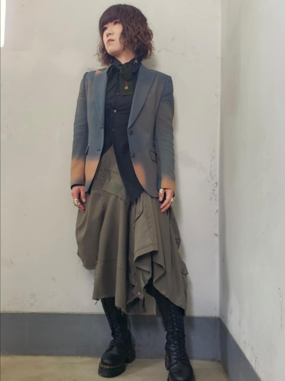 「モード、ミリタリー、お出かけコーデ、20ホールブーツ、20ホールマーチン」｜「Paul Smithのアイテム（テーラードジャケット、グリーン系）」を使った、リィコさん（レディース・160cm）の春コーディネートの1枚目の写真
