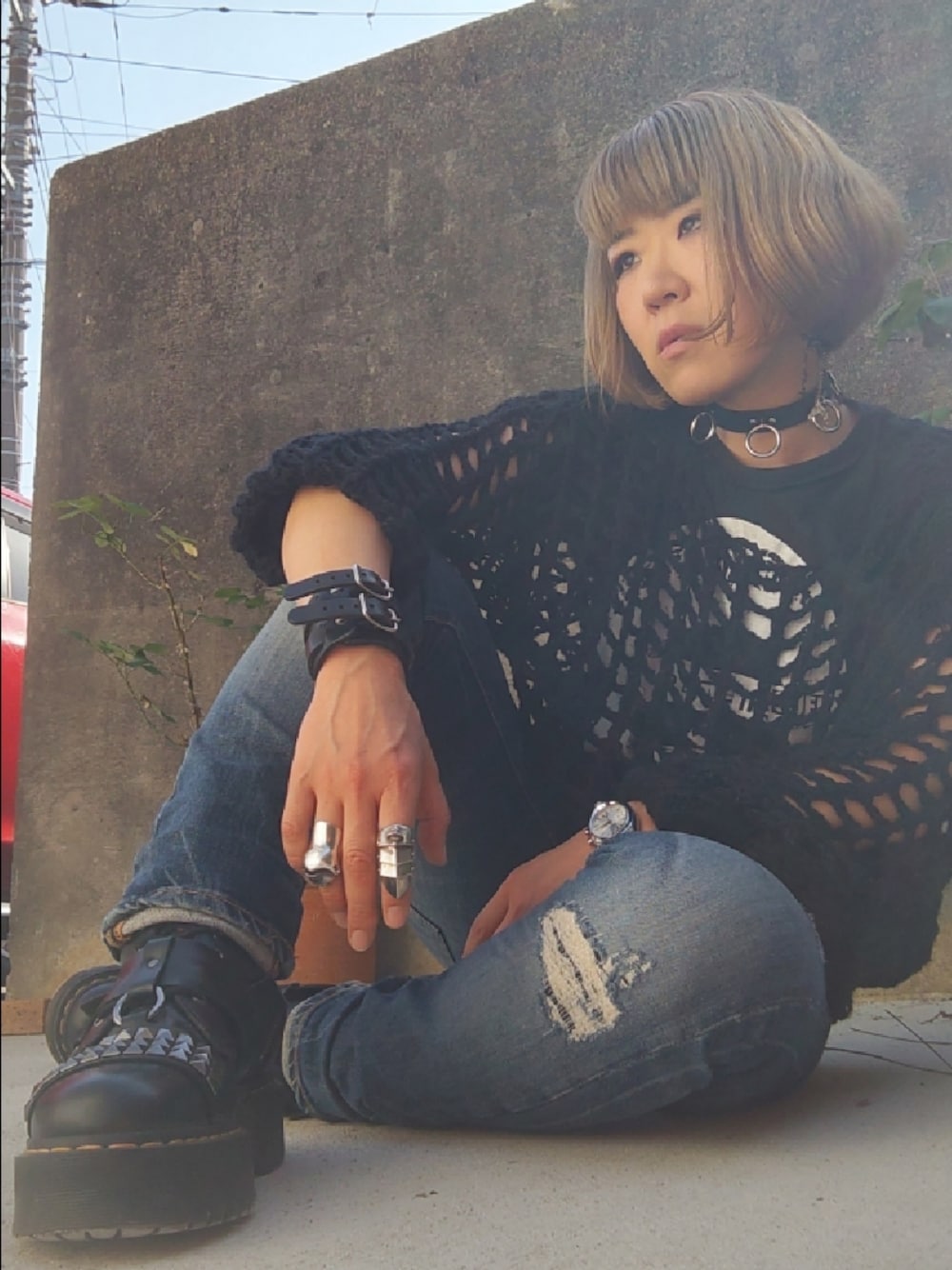 「パンク、punk、ロック、rock、ダメージデニムパンツ」｜「SoLzOnのアイテム（ニット/セーター、ブラック系）」を使った、リィコさん（レディース・160cm）の春コーディネートの1枚目の写真