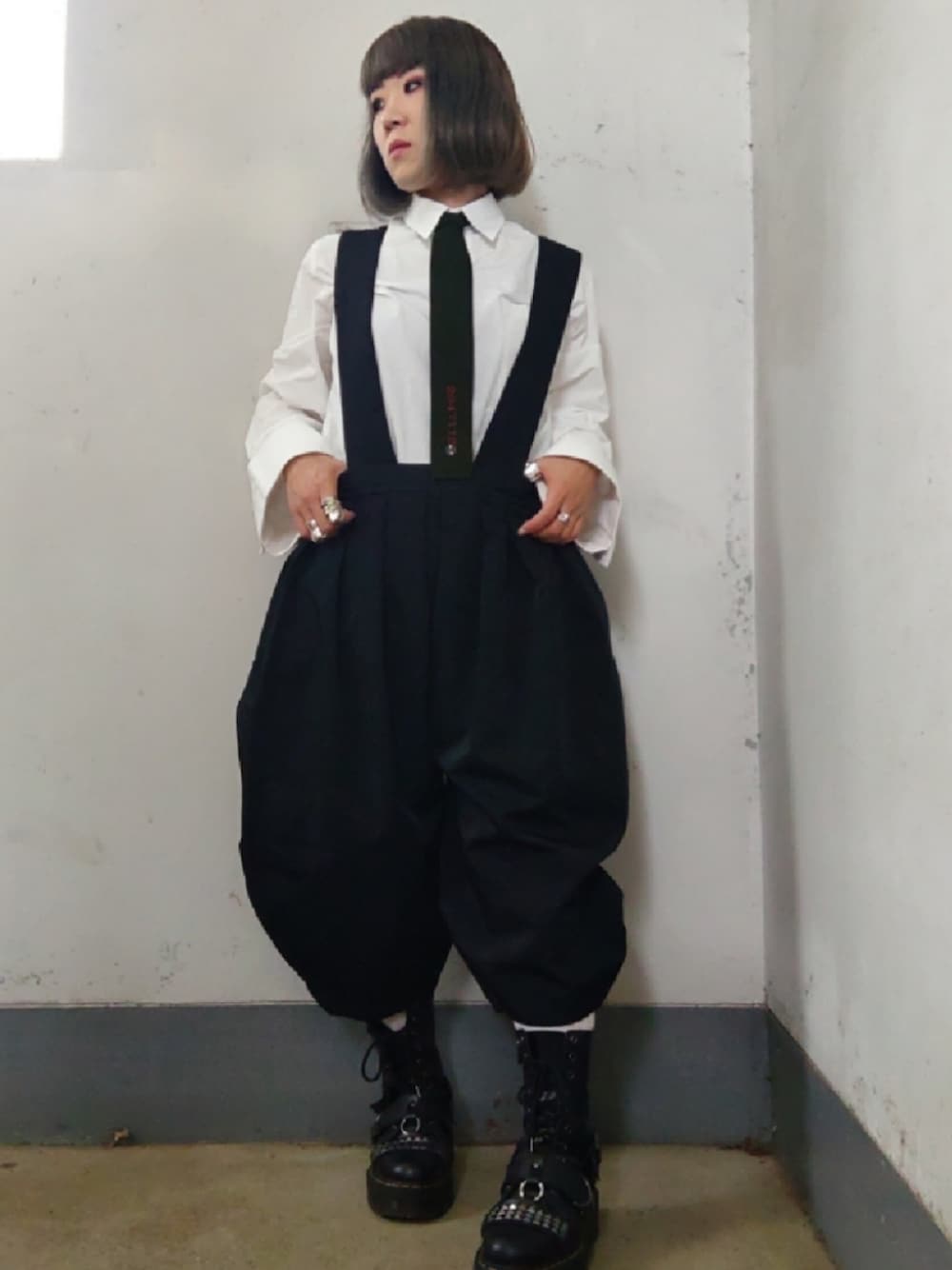 「モード、白シャツ、サロペット、ネクタイ」｜「COMME des GARCONS COMME des GARCONSのアイテム（サロペット/オーバーオール、ブラック系）」を使った、リィコさん（レディース・160cm）の秋コーディネートの1枚目の写真