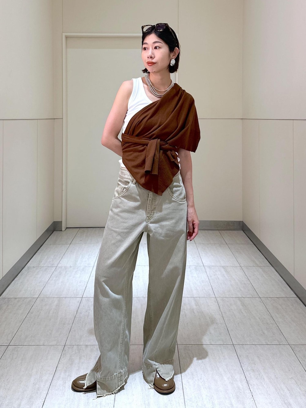 「夏コーデ、初秋コーデ、お出かけコーデ、ADAM ET ROPÉ、ナチュラル、ブルべ夏、高身長、トップス、ニット/セーター、タンクトップ、パンツ、デニムパンツ、シューズ、サンダル、EUM35690」｜「ADAM ET ROPE'の【サステナブル】・【新色追加】ルーズフィットアジャストデニム（デニムパンツ、ベージュ系）」を使った、adamosariさん（レディース・165cm）の夏コーディネートの1枚目の写真