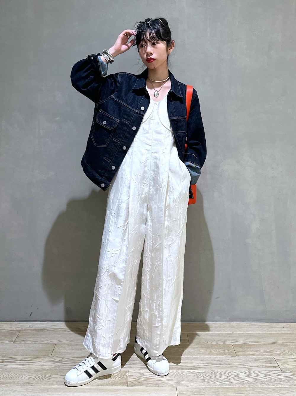 「24SS春の新作、ロンパース、デニムジャケット、デニム、Gジャン、Levi's、リーバイス、Levi's for biotop、ADAM ET ROPÉ、FEMME、HOMME、UNISEX、高身長、骨格ウェーブ、ブルべ」｜「ADAM ET ROPE'の【サステナブル】巾着ワンショルダーバッグ（ショルダーバッグ、レッド系）」を使った、adamosariさん（レディース・165cm）の冬コーディネートの1枚目の写真