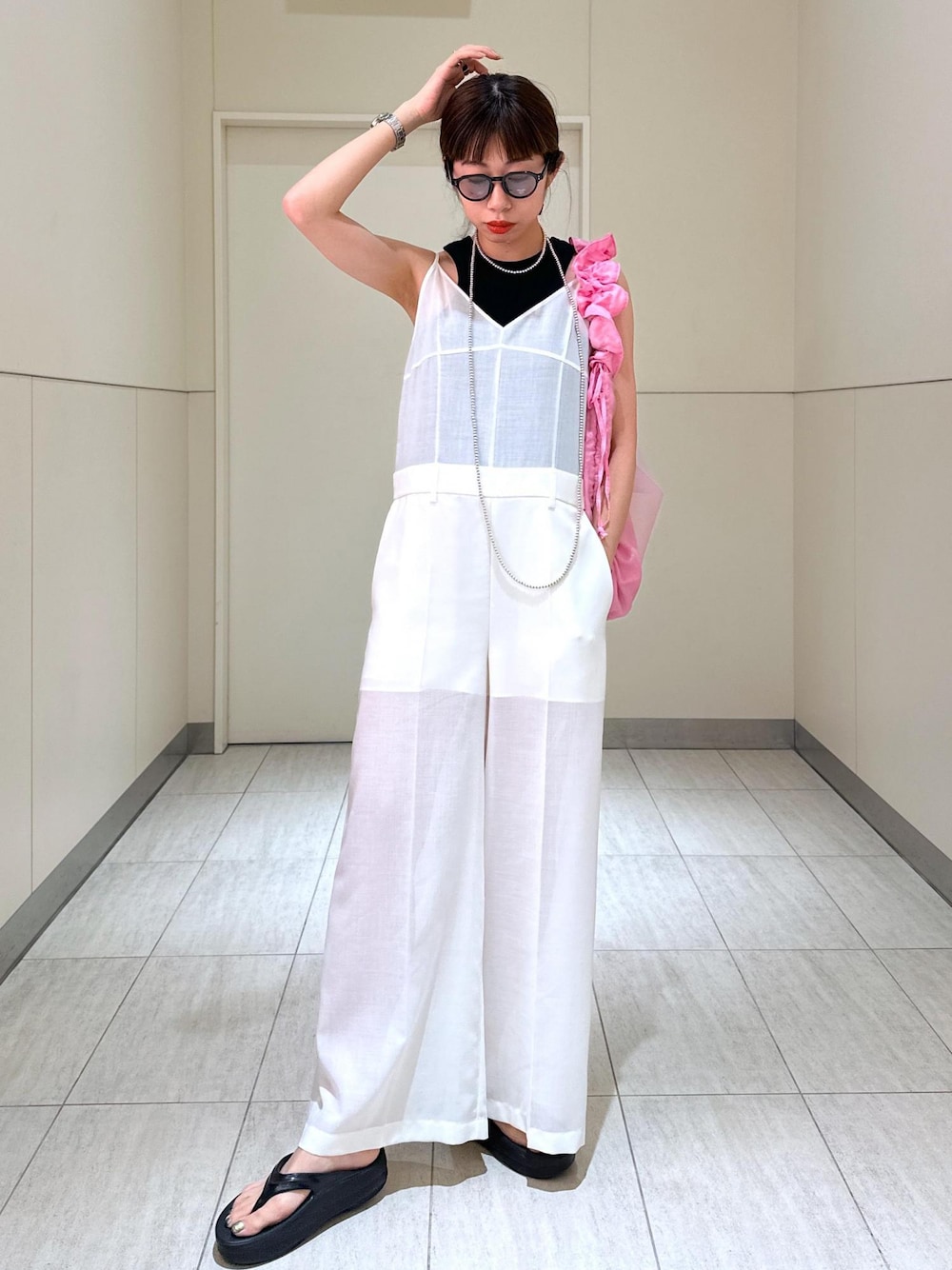「ADAM ET ROPÉ、FEMME、高身長、骨格ウェーブ、ブルべ、大人カジュアル、春、夏、春コーデ、夏コーデ、春ファッション、夏ファッション、モノトーン」｜「ADAM ET ROPE'のギャザーシアーショルダーバッグ（ショルダーバッグ、ピンク系）」を使った、adamosariさん（レディース・165cm）の春コーディネートの1枚目の写真