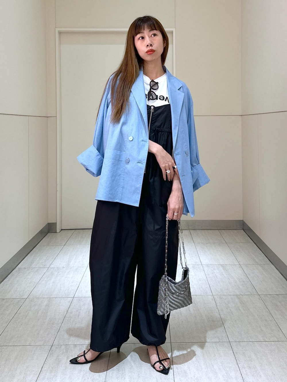 「ロンパース、ADAM ET ROPÉ、FEMME、高身長、骨格ウェーブ、ブルべ、カジュアル、大人カジュアル、モード、春、夏、春コーデ、夏コーデ、春ファッション、夏ファッション」｜「ADAM ET ROPE'の【サステナブル】ナロークロスストラップサンダル（サンダル、ブラック系）」を使った、adamosariさん（レディース・165cm）の春コーディネートの1枚目の写真