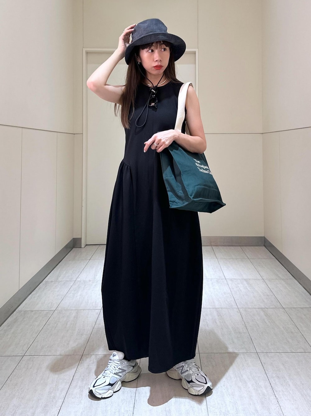 「ブラック、グレー、ロゴ、ハット、ストローハット、グリーン、ノースリーブ、マキシ、スニーカー、初夏コーデ、夏コーデ、お出かけコーデ、旅行コーデ、アウトドアコーデ、フェスコーデ」｜「ADAM ET ROPE'の【洗える・ストレッチ】サイドギャザーワンピース（ワンピース、ブラック系）」を使った、adamosariさん（レディース・165cm）の夏コーディネートの1枚目の写真