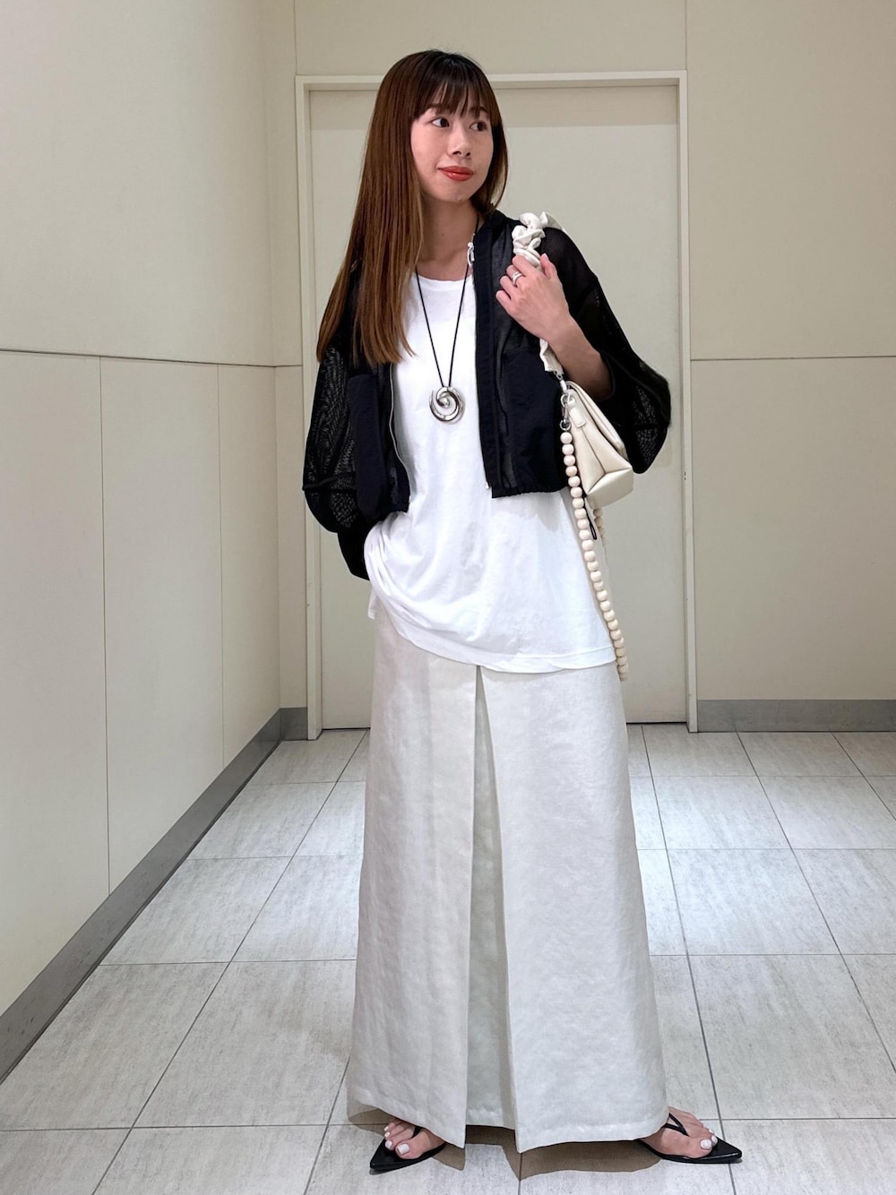 「リネンスカート、リネンライク、ブラック、ショルダーバッグ、トートバッグ、チェーン、チェーンバッグ、カーディガン、ビーチサンダル、ADAM ET ROPÉ、FEMME、高身長、骨格ウェーブ、ブルべ、カジュアル」｜「ADAM ET ROPE'の【サステナブル】カスタムショルダーバッグ（ショルダーバッグ、ホワイト系）」を使った、adamosariさん（レディース・165cm）の夏コーディネートの1枚目の写真