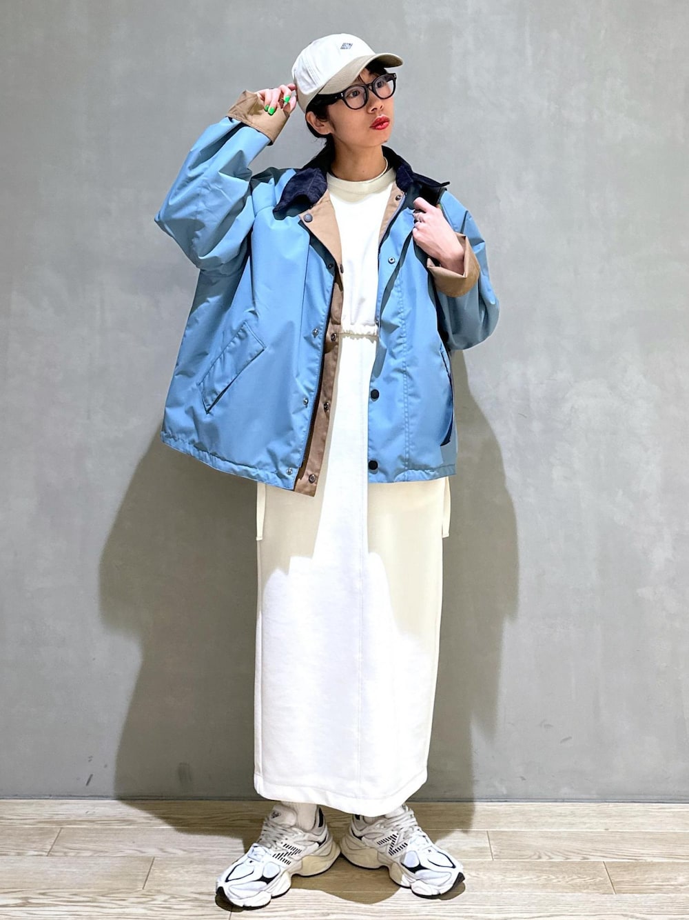 「バブアー、Barbour、ワンピース、アウター、コート、ADAM ET ROPÉ、FEMME、HOMME、UNISEX、高身長、骨格ウェーブ、ブルべ、きれいめカジュアル、大人カジュアル、スポーティー」｜「ADAM ET ROPE'のギャザージャージワンピース（ワンピース、ホワイト系）」を使った、adamosariさん（レディース・165cm）の春コーディネートの1枚目の写真
