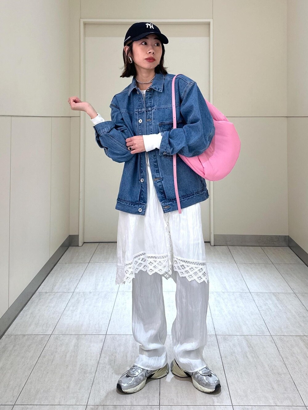 ホワイト系のその他パンツ、ピンク系のショルダーバッグ、ブルー系のデニムジャケットを着用したレディースの冬コーディネートの1枚目の写真