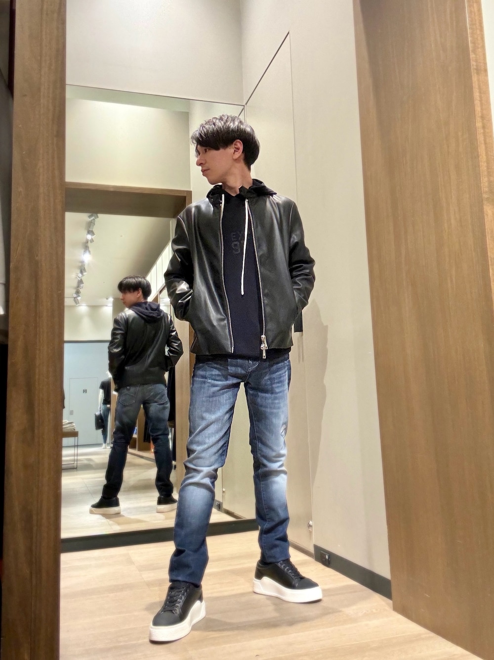 「アルマーニエクスチェンジ、ARMANIEXCHANGE、AXchanger、AXchange、レザージャケット、ニット、パーカー、デニム、スリムデニム、スニーカー、低身長、低身長コーデ、ストリート、ストリートコーデ、スポーツミックス」｜「ARMANI EXCHANGEの【A|X アルマーニ エクスチェンジ】ダークブルーウォッシュデニムパンツ_J13 SLIM（デニムパンツ、ブルー系）」を使った、SHOさん（メンズ・164cm）の春コーディネートの1枚目の写真