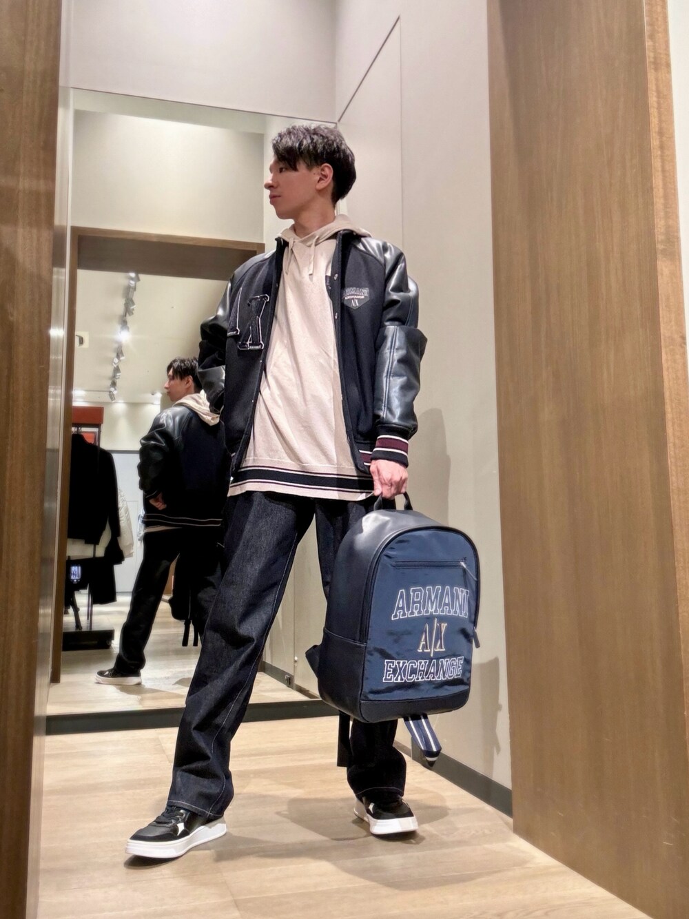 「アルマーニエクスチェンジ、ARMANIEXCHANGE、AXchanger、AXchange、低身長、低身長コーデ、ストリート、カレッジロゴ、カレッジ、秋コーデ、冬コーデ、パーカー、ブルゾン、ラインニット、ベージュコーデ」｜「ARMANI EXCHANGEの【A|X アルマーニ エクスチェンジ】AXロゴ　レースアップスニーカー（スニーカー、ブラック系）」を使った、SHOさん（メンズ・167cm）の秋コーディネートの1枚目の写真
