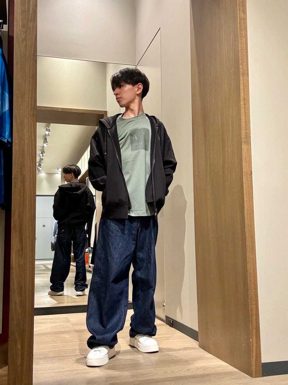 「アルマーニエクスチェンジ、ARMANIEXCHANGE、AXchange、AXchanger」｜「ARMANI EXCHANGEの【A|X アルマーニ エクスチェンジ】ライトソール　レースアップスニーカー（スニーカー、ホワイト系）」を使った、SHOさん（メンズ・164cm）の秋コーディネートの1枚目の写真