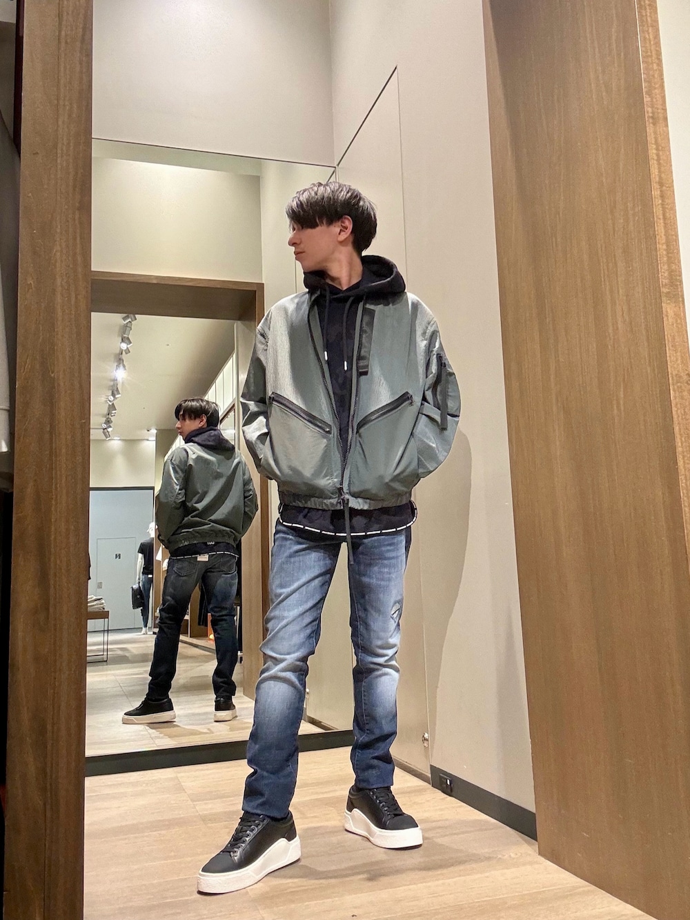 「AXchanger、AXchange、ARMANIEXCHANGE、アルマーニエクスチェンジ、デニム、パーカー、シアサッカー、スニーカー、低身長、低身長コーデ、ストリート、ストリートコーデ、ストリートミックス、スポーツミックス、休日スタイル」｜「ARMANI EXCHANGEのアイテム（シューズ、ブラック系）」を使った、SHOさん（メンズ・164cm）の春コーディネートの1枚目の写真