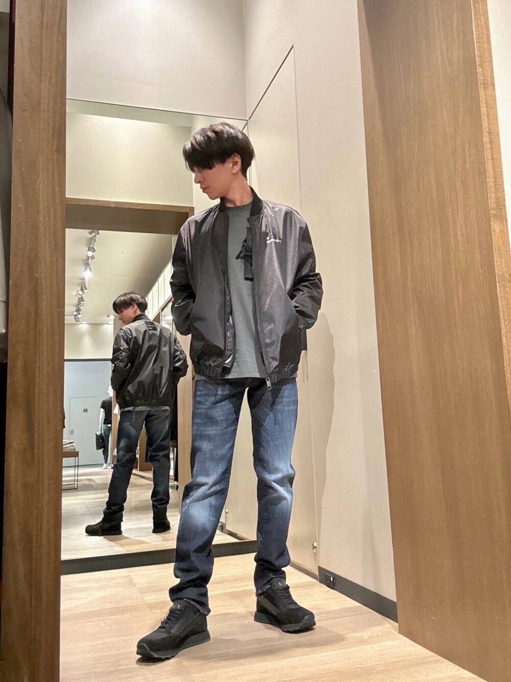「アルマーニエクスチェンジ、ARMANIEXCHANGE、AXchanger、AXchange、低身長、低身長コーデ、ストリート、ストリートコーデ、スニーカー、デニム、MA-1、Tシャツ、スポーツmix、休日スタイル、寒色コーデ」｜「ARMANI EXCHANGEの【A|Xアルマーニ エクスチェンジ】ロゴ　レースアップスニーカー（スニーカー、ブラック系）」を使った、SHOさん（メンズ・164cm）の春コーディネートの1枚目の写真